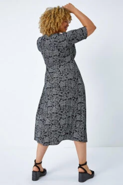 Black Curve Floral Print Midi Dress -Outlet Modi Qube Store 1b037929 1b3a 4c65 95fe 7c504b0eaffe