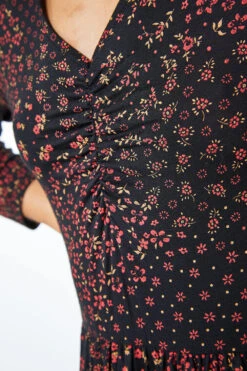 Black Ditsy Floral Maxi Dress -Outlet Modi Qube Store 6046e44f 0065 4283 bc8c e1cf9ad0a09f