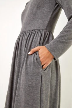 Dark Grey Pocket Stretch Maxi Dress -Outlet Modi Qube Store 78dfa2b5 866f 42d4 aa2a 040c4d80e2a2