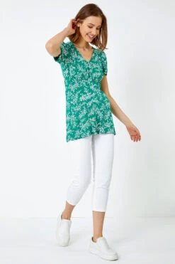 Green Ditsy Floral Print Stretch T-Shirt 10 Green Ditsy Floral Print Stretch T-Shirt -Outlet Modi Qube Store 80afdda0 73de 4798 ba27 7dedb9aad1db