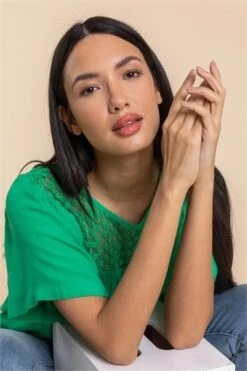 Red Ditsy Embroidered Trim Detail Top -Outlet Modi Qube Store 9d3786d5 800f 4cee b73d 6b2ebd47017f