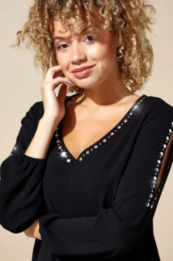 Black Stud Detail V-Neck Tie Front Top -Outlet Modi Qube Store c94d389b a1e2 4d78 a173 792911102985