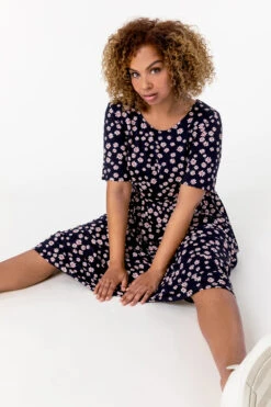 Navy Curve Ditsy Floral Print Midi Dress -Outlet Modi Qube Store e083c890 e869 4d76 9260 1e3ea9f6fec6