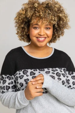 Grey Curve Animal Print Colourblock Top -Outlet Modi Qube Store f04822e8 7ea1 4556 8462 9541b7cf9e82