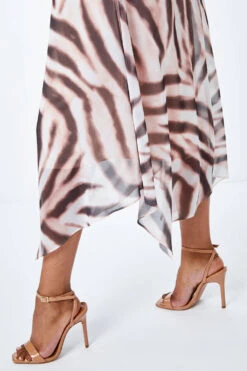 Brown Petite Printed Hanky Hem Dress 11 Brown Petite Printed Hanky Hem Dress -Outlet Modi Qube Store f887fb5e 5c68 4294 8916 b9c8e9d4d313